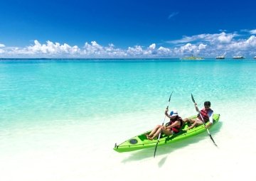 Kayak y Paddleboard en Playa Esmeralda: remar en un mundo de calma y magia